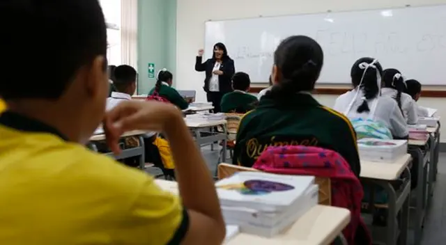 Martín Vizcarra anunció que incrementarán los sueldos de los docentes del país. Martín Vizcarra anunció que incrementarán los sueldos de los docentes del país.