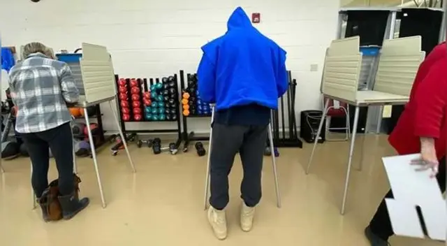 El rapero Kanye West se mostró optimista al compartir en sus redes sociales el momento de su votación.