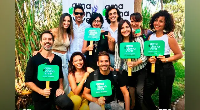 Michelle Alexander junto a grupo de actores celebran galardón.