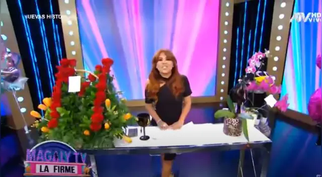 La periodista Magaly Medina fue sorprendida con arreglos florales y globos en el aniversario de su programa.