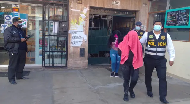 Dentro del inmueble se encontraron a ocho persona, seis mujeres y dos varones. Todos fueron trasladados a la DEPINCRI. Dentro del inmueble se encontraron a ocho persona, seis mujeres y dos varones. Todos fueron trasladados a la DEPINCRI.