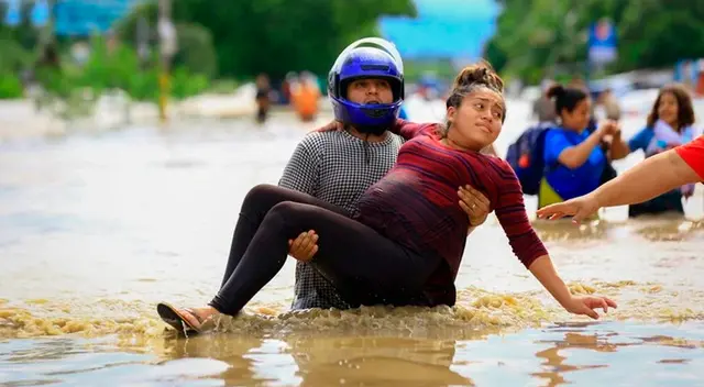 Hombre socorriendo a una mujer embarazada en Honduras.