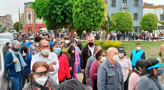 Usuarios en Twitter reportan largas colas para la vacunación contra la difteria en Lima. Te recomendamos revisar el cronograma de localidades del Minsa.