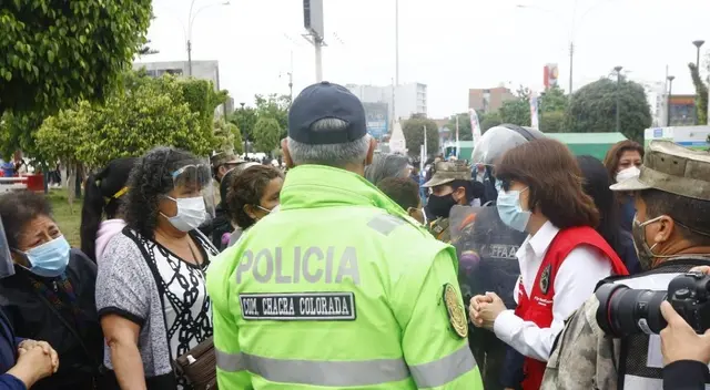 Ciudadanos reportaron largas colas en los centros de salud del Minsa y se quejaron por no iniciar la campaña contra la difteria desde las 7 a.m..