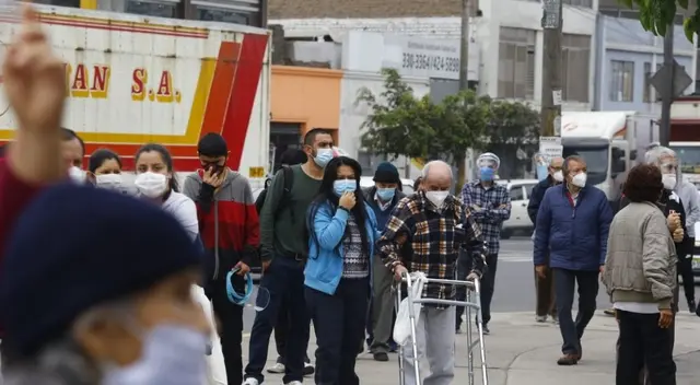 Ciudadanos reportaron largas colas en los centros de salud del Minsa y se quejaron por no iniciar la campaña contra la difteria desde las 7 a.m..
