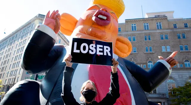 Miles de personas celebran la victoria de Joe Biden.