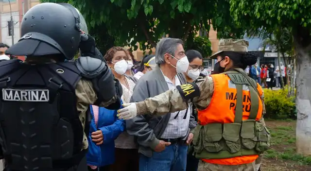 La ministra de Salud, Pilar Mazzetti, llegó a la Plaza de Armas de Breña para corroborar que todos los asistentes reciban la vacuna contra la difteria y otras enfermedades.