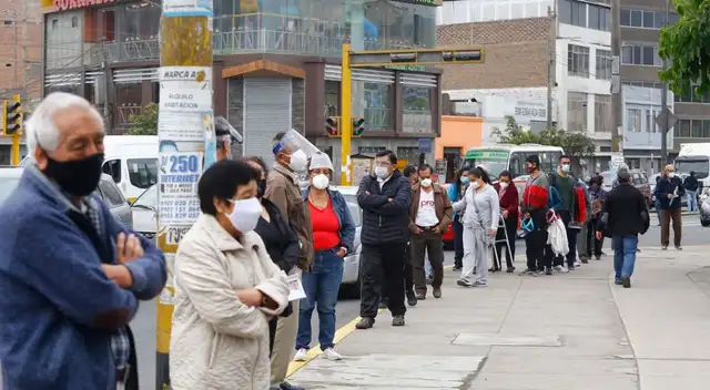 La ministra de Salud, Pilar Mazzetti, llegó a la Plaza de Armas de Breña para corroborar que todos los asistentes reciban la vacuna contra la difteria y otras enfermedades.