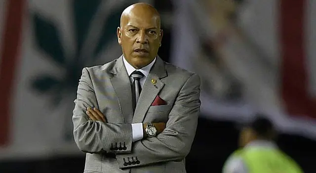 El estratega Roberto Mosquera tuvo un reconocimiento de los hinchas del Sporting Cristal, quienes vienen luchando los primeros puestos de la Fase 2. El estratega Roberto Mosquera tuvo un reconocimiento de los hinchas del Sporting Cristal, quienes vienen luchando los primeros puestos de la Fase 2.