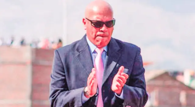 El estratega Roberto Mosquera tuvo un reconocimiento de los hinchas del Sporting Cristal, quienes vienen luchando los primeros puestos de la Fase 2. El estratega Roberto Mosquera tuvo un reconocimiento de los hinchas del Sporting Cristal, quienes vienen luchando los primeros puestos de la Fase 2.