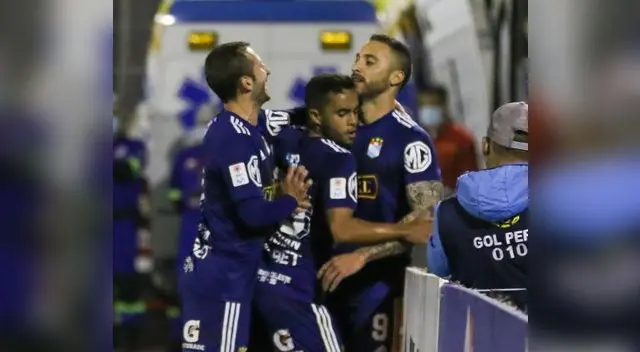 Calcaterra y Marchan felicitan Herrera por el gol marcado. Calcaterra y Marchan felicitan Herrera por el gol marcado.