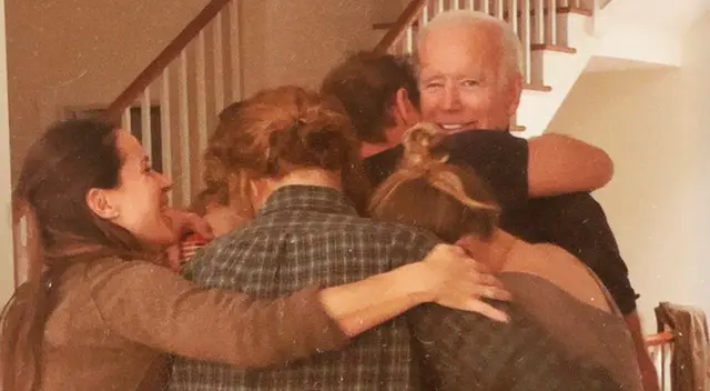 Joe Biden tiene seis nietos. Ellos se unieron a él en el escenario después de que pronunció su discurso en la noche del sábado en Wilmington.