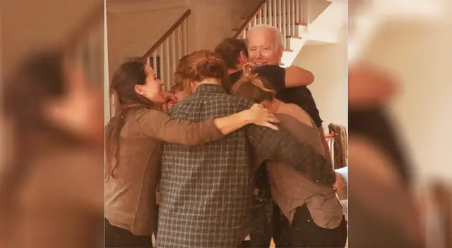 Joe Biden tiene seis nietos. Ellos se unieron a él en el escenario después de que pronunció su discurso en la noche del sábado en Wilmington.