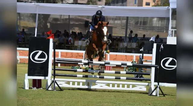 Ricardo Artadi junto a su caballo 'Izak' en plena competencia