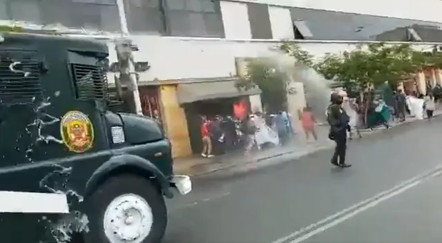 La Policía echó agua a los manifestantes que protestaban a las fueras del Parlamento. La Policía echó agua a los manifestantes que protestaban a las fueras del Parlamento.