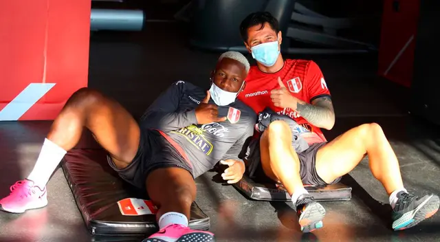 Luis Advíncula y Gianluca Lapadula la rompen en entreno. Luis Advíncula y Gianluca Lapadula la rompen en entreno.