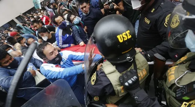 Cientos de ciudadanos peruanos se movilizaron desde la Plaza San Martín hacia el Congreso de la República desde horas de la mañana para ir en contra de la asunción de mando de Manuel Merino. Cientos de ciudadanos peruanos se movilizaron desde la Plaza San Martín hacia el Congreso de la República desde horas de la mañana para ir en contra de la asunción de mando de Manuel Merino.