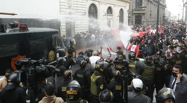 Cientos de ciudadanos peruanos se movilizaron desde la Plaza San Martín hacia el Congreso de la República desde horas de la mañana para ir en contra de la asunción de mando de Manuel Merino. Cientos de ciudadanos peruanos se movilizaron desde la Plaza San Martín hacia el Congreso de la República desde horas de la mañana para ir en contra de la asunción de mando de Manuel Merino.