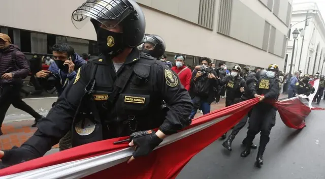 Cientos de ciudadanos peruanos se movilizaron desde la Plaza San Martín hacia el Congreso de la República desde horas de la mañana para ir en contra de la asunción de mando de Manuel Merino. Cientos de ciudadanos peruanos se movilizaron desde la Plaza San Martín hacia el Congreso de la República desde horas de la mañana para ir en contra de la asunción de mando de Manuel Merino.