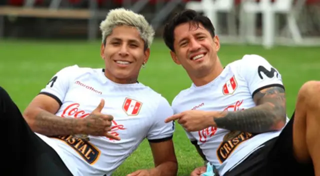 Gianluca Lapadula se rodea con sus nuevos compañeros.