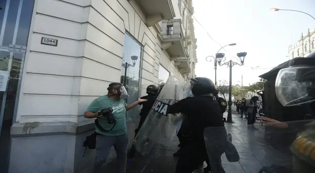 Policías agreden a periodistas en medio de la protesta contra la vacancia presidencial.