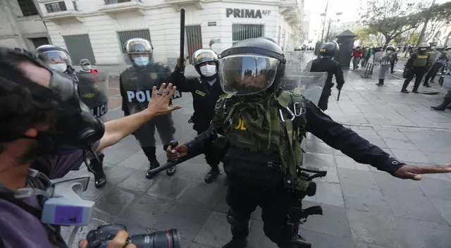 Los fotógrafos fueron golpeados por la Policía Nacional