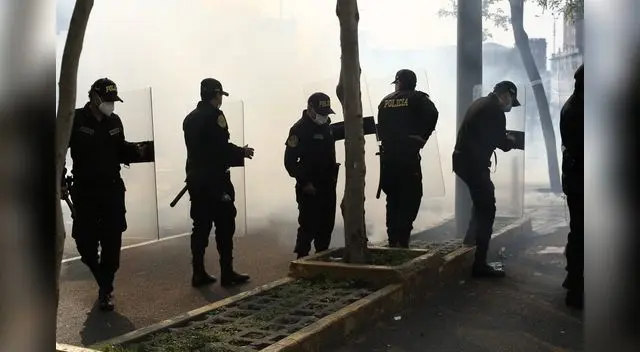 EN VIVO | Gritos, enfrentamientos y hasta disparos de la Policía se registraron esta mañana en las protestas contra la vacancia de Martín Vizcarra y la ascensión de Manuel Merino. EN VIVO | Gritos, enfrentamientos y hasta disparos de la Policía se registraron esta mañana en las protestas contra la vacancia de Martín Vizcarra y la ascensión de Manuel Merino.