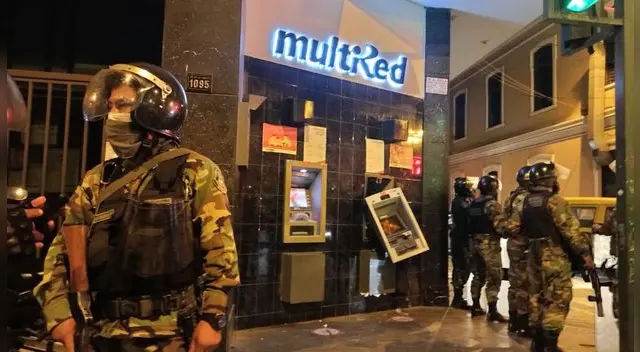 Cajeros automático destrozados en Centro de Lima