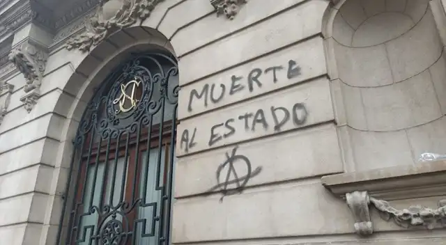 Desde el lunes muchos ciudadanos realizaron una concentración en Plaza San Martín para protestar contra la decisión que han tomado los congresistas al votar por la vacancia.