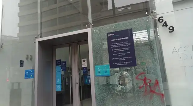 Gritos, enfrentamientos y hasta disparos de la Policía se registraron esta mañana en las protestas contra la vacancia de Martín Vizcarra y la ascensión de Manuel Merino.