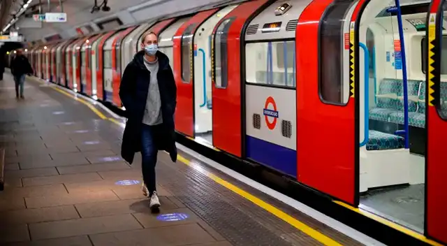 El gobierno británico ha sido criticadopor ser demasiado lento en sus restricciones por el coronavirus.