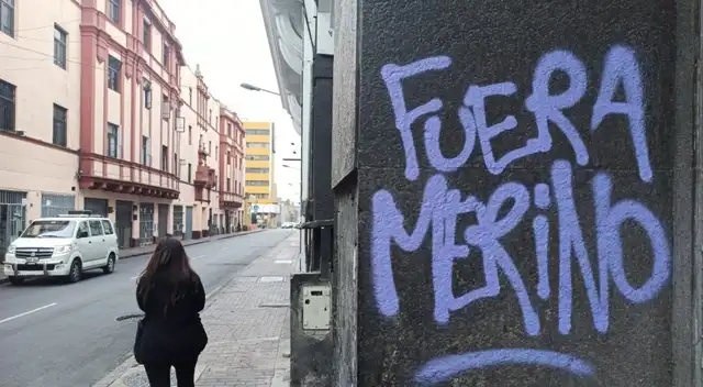 Las calles del centro de Lima amanecieron con lunas rotas, pintas en contra del congreso y el nuevo presidente Manuel Merino.