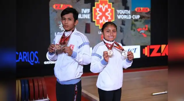 Los deportistas muestran orgullosos sus medallas