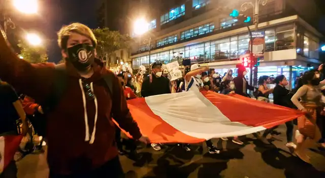Miles de ciudadanos se vienen juntando en diversos puntos de la capital para expresar su rechazo a la designación de Manuel Merino como presidente de la República.