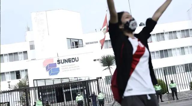 Manifestantes se hicieron presente en los exteriores de Sunedu.