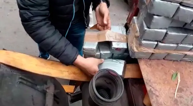 La PNP en pleno retiro de los paquetes con droga de la estructura del camión