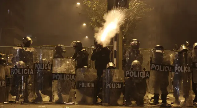 PNP empezó a dispersar a los manifestantes.