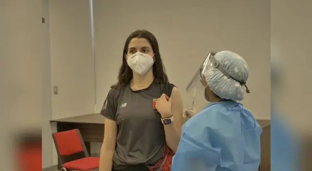 Daniela Macías en plena vacunación