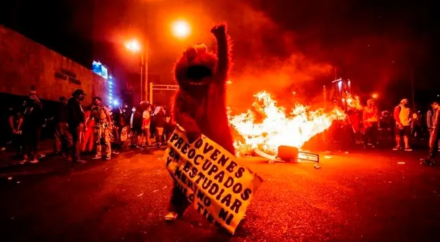 “Jóvenes preocupados en estudiar y Merino ni título tiene”, se lee en el cartel que sostiene Elmo.