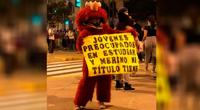 “Jóvenes preocupados en estudiar y Merino ni título tiene”, se lee en el cartel que sostiene Elmo.