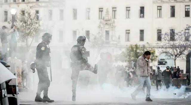Personal de La República y El Popular han hecho público que también fueron afectados tras accionar de la PNP en marcha.