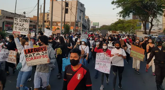 Los manifestantes salieron a las calles con pancartas y banderas en contra de la vacancia.