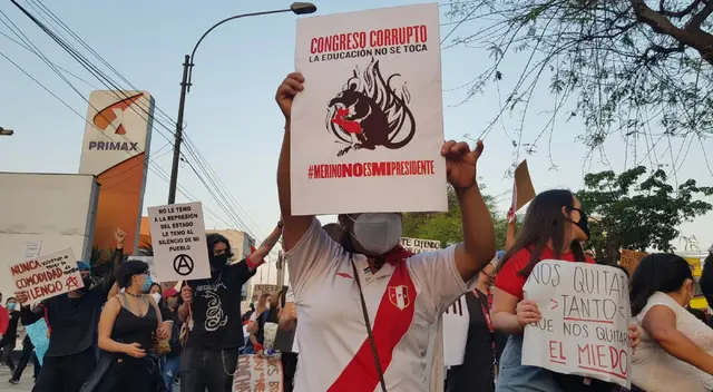 Los manifestantes salieron a las calles con pancartas y banderas en contra de la vacancia.