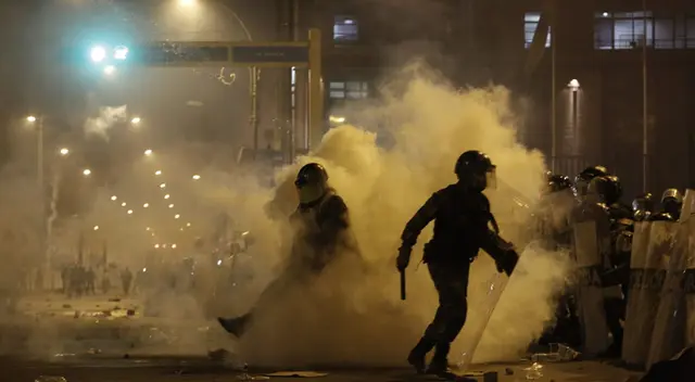 Miles de protestantes reportaban que la PNP también se encontraba lanzando perdigones contra el cuerpo de las miles de personas que se apersonaron hasta el Centro de Lima para exigir la salida del gobierno de facto de Manuel Merino.