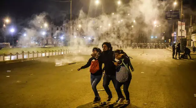 Manifestantes huyen de los gases lacrimógenos durante una protesta contra el gobierno de Manuel Merino. Manifestantes huyen de los gases lacrimógenos durante una protesta contra el gobierno de Manuel Merino.