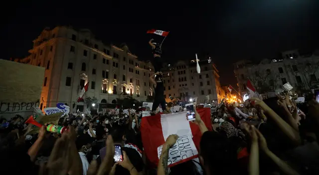 Manifestantes huyen de los gases lacrimógenos durante una protesta contra el gobierno de Manuel Merino. Manifestantes huyen de los gases lacrimógenos durante una protesta contra el gobierno de Manuel Merino.