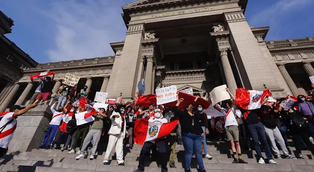 Ciudadanos han tomado las calles de Lima tras golpe de Estado a Martín Vizcarra.