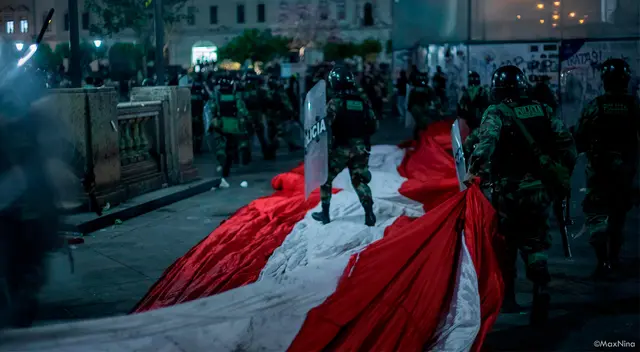 La imagen desató la indignación de cientos de peruanos que cuestionaron una vez más el accionar de los policías durante las manifestaciones.