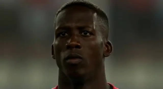 Luis Advíncula quedó molesto por perder ante Chile. Luis Advíncula quedó molesto por perder ante Chile.