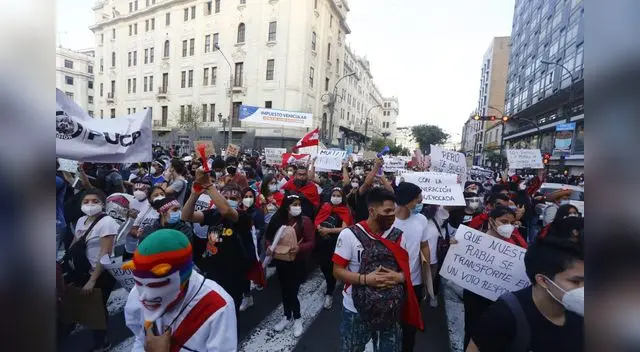 Continúan las manifestaciones contra Manuel Merino de Lama.